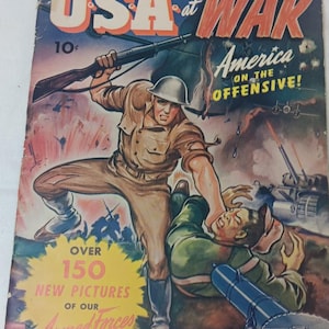 Puede incluir: Un letrero de madera hecho a mano con el texto "Welcome" en una fuente juguetona. El letrero presenta un fondo blanco desgastado y un borde marrón oscuro, perfecto para una puerta de entrada. Mide aproximadamente 30 cm de ancho.