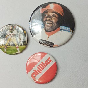 Trzy przyciski Phillies z lat 70.: Dick Allen i Footballer