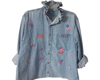 Camisa vaquera patriótica vintage reciclada – Camisa vaquera bordada del 4 de julio – Top con cuello con volantes, estrellas y rayas rojas, blancas y azules