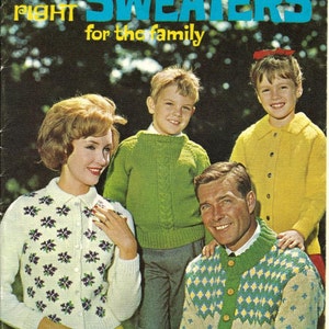 Könnte beinhalten: Ein Vintage-Buchcover mit einer Familie, die Pullover trägt. Das Cover trägt den Titel "Style Right Sweaters for the family" und enthält den Text "COATS & CLARK'S BOOK No. 139 29¢" und "Featuring RED HEART Yarns".