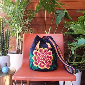Marigold Bucket Bag Häkelanleitung, Mochila Foto-Tutorial, bestickte Tasche, Kreuzstich Geldbörse, Non-Profit-Shop Pretty Peaceful