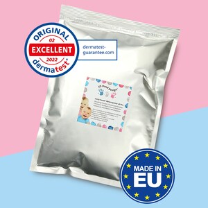 May include: A silver pouch with a label that reads "3D Hand Design" and "Lucky Hands"  "Albermpulver 3D Pro"  "Modellier Pulver | Poudre de Modeler | Polvere per Modellare | Modelleerpoeder"  "For making 3D hand and footprints". The pouch has a seal that reads "ORIGINAL 02 EXCELLENT 2022 dermatest" and "dermatest-guarantee.com". The pouch also has a sticker that reads "MADE IN EU" with a circle of stars around it.
