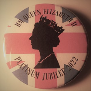 Commemorative badge to mark Platinum Jubilee of Queen Elizabeth II, 1952-2022. Collectable souvenir pin/button with Union Jack flag design