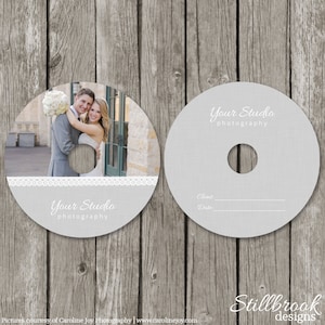Op de afbeelding: Twee cd's met een bruiloftthema. Eén cd bevat een foto van een lachend stel, de tekst "Your Studio photography" en een kanten rand. De andere cd heeft dezelfde tekst en ruimte voor klant en datum.