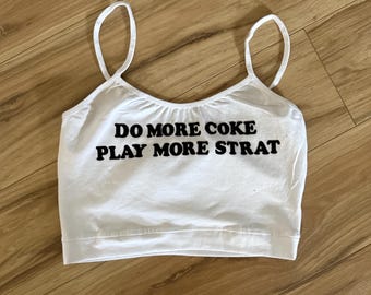Haz más cocaína, toca más Strat Billy Strings Crop Top Baby Tee Spaghetti Strap BMFS