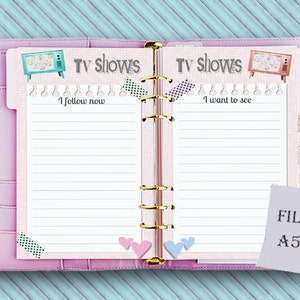 K&ouml;nnte beinhalten: Ein rosa Filofax-Planer im A5-Format mit linierten Seiten zur Verfolgung von Fernsehsendungen. Der Planer verf&uuml;gt &uuml;ber Registerkarten mit der Aufschrift "TV Shows" mit Platz f&uuml;r die Auflistung von Sendungen zum Ansehen und zum Verfolgen. Dekorative Elemente sind Washi-Tape, Herzen und Vintage-TV-Illustrationen.