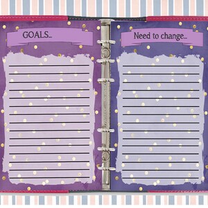 Puede incluir: Una carpeta rosa y morada con un patr&oacute;n de confeti dorado. La p&aacute;gina izquierda tiene el texto "GOALS..." y la p&aacute;gina derecha tiene el texto "Need to change...", ambos en una pancarta morada.