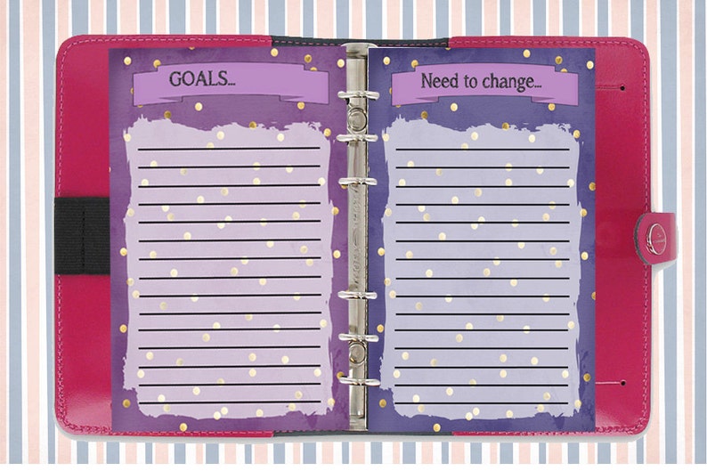 Puede incluir: Una carpeta rosa y morada con un patr&oacute;n de confeti dorado. La p&aacute;gina izquierda tiene el texto "GOALS..." y la p&aacute;gina derecha tiene el texto "Need to change...", ambos en una pancarta morada.