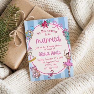 Puede incluir: Invitación a una despedida de soltera con fondo a rayas azules y blancas. La invitación presenta un marco rosa con el texto "tis the season to be married" y detalles para la despedida de soltera de Olivia White. Elementos decorativos: bailarina, cascanueces y árbol de Navidad.