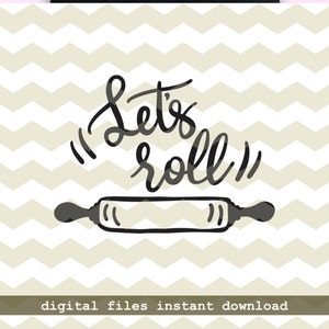 Puede incluir: Delantal de cocina negro con texto blanco que dice "Let's roll" y un gráfico de rodillo.