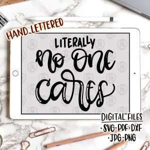 Könnte beinhalten: Eine digitale Illustration eines handgezeichneten Designs mit dem Text "LITERALLY NO ONE CARES". Das Design ist in Schwarz auf weißem Hintergrund. Der Text ist in einer fetten, kursiven Schriftart. Das Bild wird auf einem Tablet-Bildschirm angezeigt. Der Text "DIGITAL FILES" wird unter dem Design angezeigt, zusammen mit einer Liste von Dateitypen: SVG, PDF, DXF, JPG, PNG.