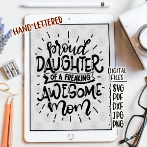 Orgullosa hija de una mamá increíble, lindo y divertido humor peculiar idea de regalo para madre de niñas, archivos digitales, svg, dxf, pdf, jpg, png, calcomanías de vinilo diy