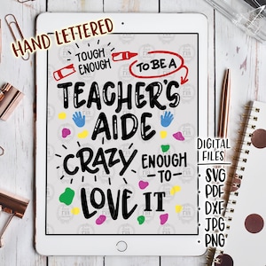 Puede incluir: Una descarga digital de un diseño escrito a mano que dice "Tough Enough To Be A Teacher's Aide Crazy Enough To Love It". El diseño presenta un crayón rojo, huellas de manos y formas coloridas.