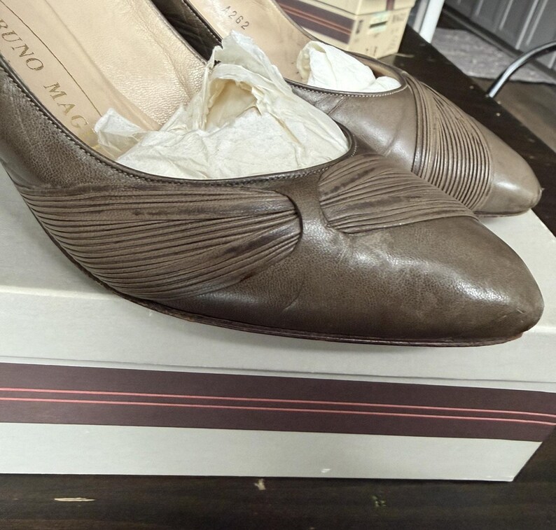 Vintage Bruno Magli Taupe Leather Pumps 7.5B IT Ruched Pointed Toe Heels w/Box image 2
