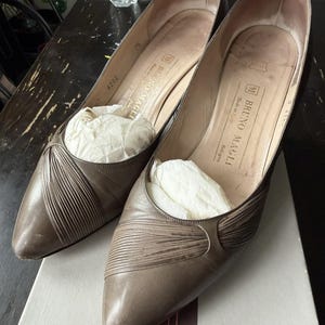 Vintage Bruno Magli Taupe Leather Pumps 7.5B IT Ruched Pointed Toe Heels w/Box image 8