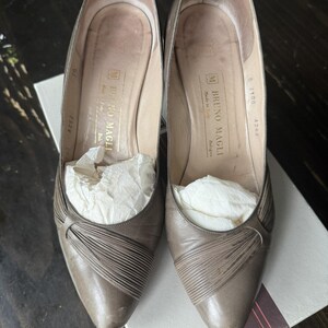 Vintage Bruno Magli Taupe Leather Pumps 7.5B IT Ruched Pointed Toe Heels w/Box image 6