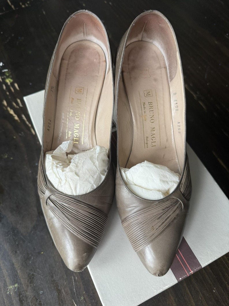 Vintage Bruno Magli Taupe Leather Pumps 7.5B IT Ruched Pointed Toe Heels w/Box image 6