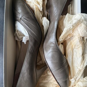 Vintage Bruno Magli Taupe Leather Pumps 7.5B IT Ruched Pointed Toe Heels w/Box image 5
