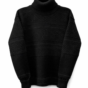 Puede incluir: Un suéter negro de cuello alto con un patrón texturizado. El suéter presenta un cuello alto, puños y dobladillo acanalados. El cuerpo del suéter tiene una combinación de rayas horizontales texturizadas y lisas.