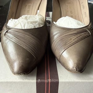 Vintage Bruno Magli Taupe Leather Pumps 7.5B IT Ruched Pointed Toe Heels w/Box image 4