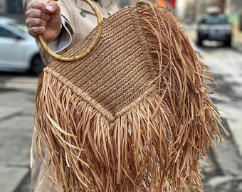 bolso de crochet con flecos de hilo de rafia ecológico