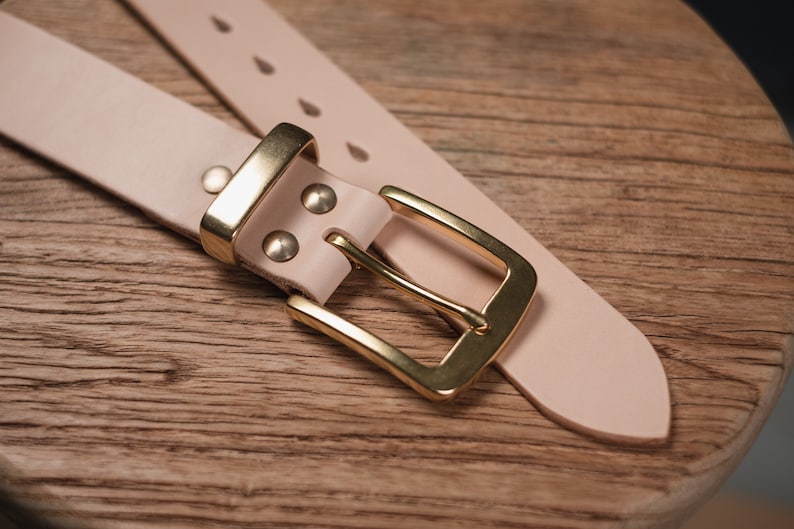 Full-grain leather standard belt - detail for 
solid brass handware (belt keeper, buckle and Chicago screws) and belt tip