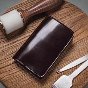 PERSONALIZABLE - Cartera media de cuero cordobés de concha burdeos y mantequilla negra