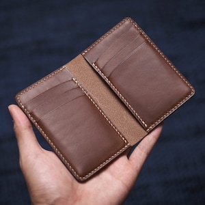 Monedero vertical de cuero buttero marrón