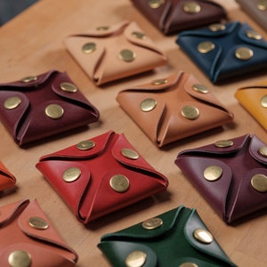 13 COLOURS - Quadratische Geldbörse aus pflanzlich gegerbtem Leder