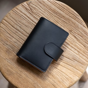 Caderno de viajante com costura natural e preta em dois tons com slots para cartão