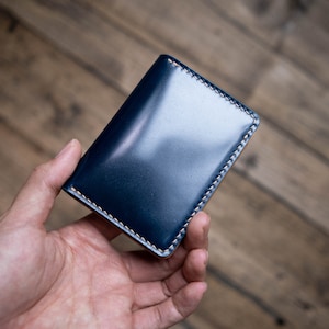 7 COLORES- Navy Blue Shell Cordovan & Natural Leather 4-Slot Vertical Card Wallet