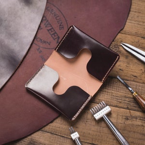 Porta biglietti da visita piegato in pelle Horween Shell Cordovan colore n. 8
