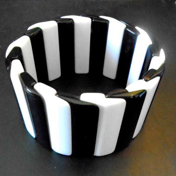 Black and White Lucite Celluloid dramatic 80's Stretch  bracelet