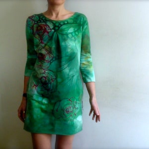 kleines grünes Minikleid, einzigartige handbemalte Tunika, Blumen Baumwollkleid, Kleid mit Taschen, veganes Strickkleid aus Baumwolle, handgefärbt von Tati Bild 3
