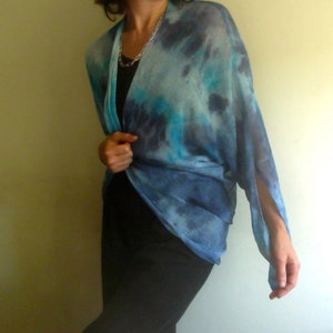 cárdigan de lino azul fresco, vestido bolero, capa sobre los hombros, cárdigan de verano, cárdigan de lino, encogimiento de hombros, teñido a mano, vegano de Tati