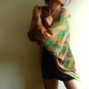 Peut inclure: Un kimono coloré à motifs abstraits, ample et à manches longues. Le kimono est fait d'un tissu léger et a une silhouette fluide.