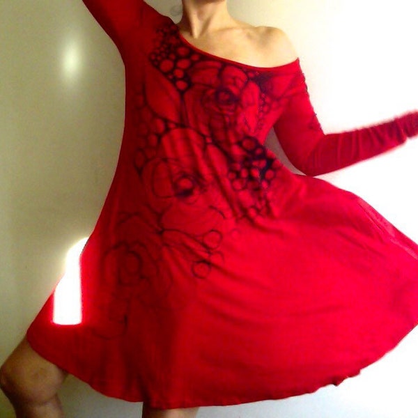 czerwona sukienka w róże, sukienka unikatowa, kobieca sukienka z dużym dekoltem, czerwona tunika na jesień recznie malowana by Tati