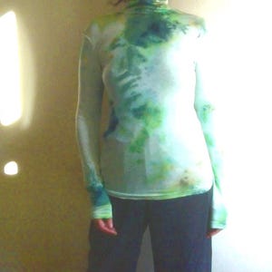 smaragdgroene blouse met col, shirt met lange mouwen, casual bamboebreiwerk, handgeschilderde unieke blouse met abstract patroon, veganistische zijde van Tati