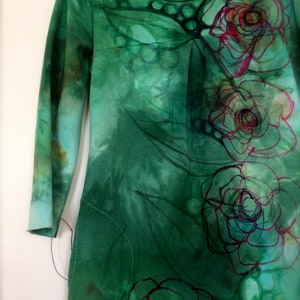 kleines grünes Minikleid, einzigartige handbemalte Tunika, Blumen Baumwollkleid, Kleid mit Taschen, veganes Strickkleid aus Baumwolle, handgefärbt von Tati Bild 6