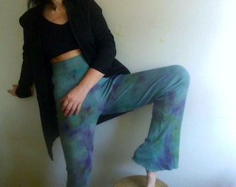 High Waisted Flared Hose, Tie Dye Wide Leg Flare Pant, FLOWER POWER Glöckchen Unterhose, vegan Unikat Mode handgefärbt von Tati