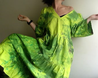 grünes, handbemaltes langes Baumwollkleid, Sommer-Maxikleid, langes Kimonokleid, einzigartiges Kleid mit Taschen, langes einzigartiges Oversize-Kleid von Tati
