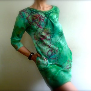 kleines grünes Minikleid, einzigartige handbemalte Tunika, Blumen Baumwollkleid, Kleid mit Taschen, veganes Strickkleid aus Baumwolle, handgefärbt von Tati Bild 2