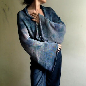 Boléro kimono en tricot de coton teint à la main : cardigan boléro asymétrique