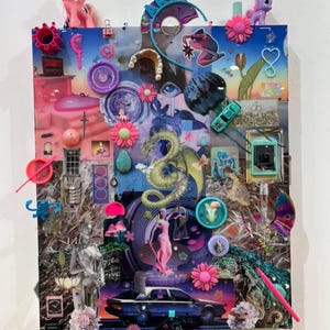 Könnte beinhalten: Ein Mixed-Media-Kunstwerk mit einer Collage aus verschiedenen Objekten, darunter Spielzeugponys, Blumen, ein Auto und eine Statue. Die Farbpalette umfasst Rosa, Blau und Grün und erzeugt eine skurrile und surreale Komposition. Das Wort "ART" ist oben sichtbar.