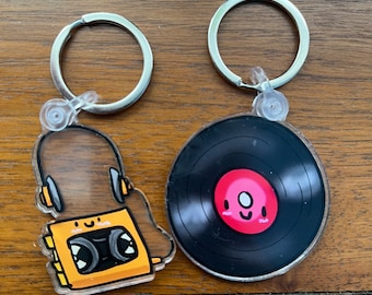 Llaveros musicales a juego: reproductor de casete retro y disco de vinilo (juego de 2)