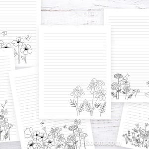 Op de afbeelding: Printbaar, gestreept papier met zwart-witte bloemenillustraties. Het papier is ontworpen voor het schrijven van brieven, journalen of het maken van notities.