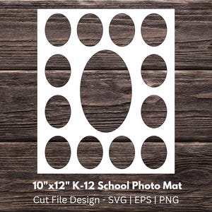 Puede incluir: Un paspartú escolar K-12 blanco con forma rectangular y una serie de recortes ovalados. El paspartú mide 25,4 cm por 30,5 cm. El texto "10"x12" K-12 School Photo Mat" es visible en la parte inferior.