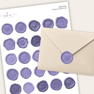 Op de afbeelding: Vel met bedrukbare waszegelstickers in diverse ontwerpen, waaronder harten, pootafdrukken en vlinders. De stickers zijn lichtpaars van kleur en worden getoond met een bijpassende envelop die is verzegeld met een vlinderwaszegel.