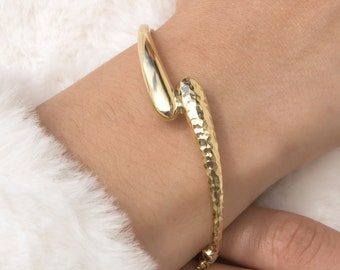 Pulsera de derivación martillada brillante, pulsera de oro envuelta, brazalete ovalado de oro macizo de 14 k, brazalete de declaración todos los días, brazalete martillado con bisagras