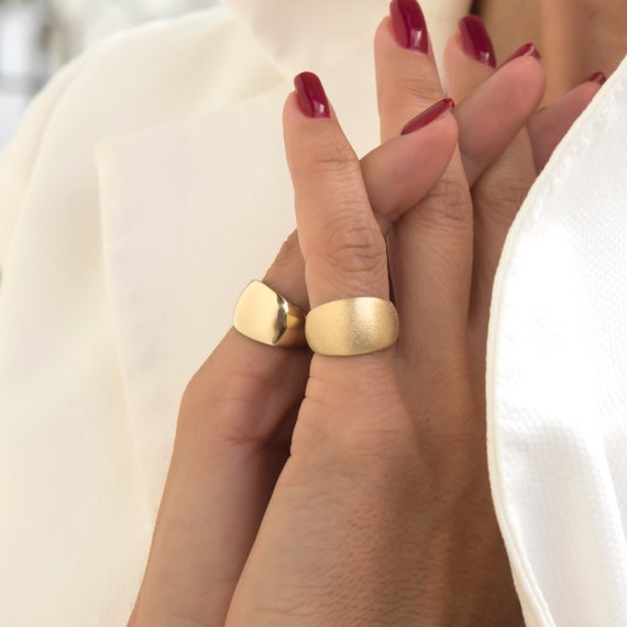 Signet Rings Are a Timeless Trend We Will Always Wear—Here Are 7 Pretty  Ones To Shop Now